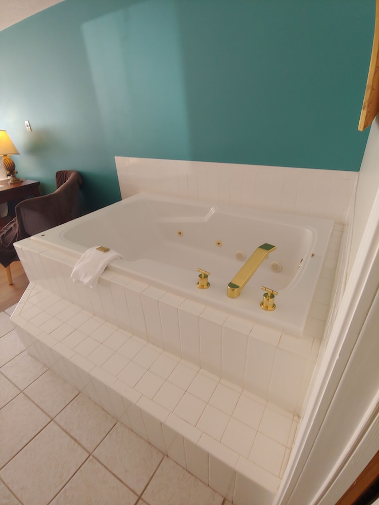 Room, 1 King Bed, Jetted Tub, Mountain View photo 2