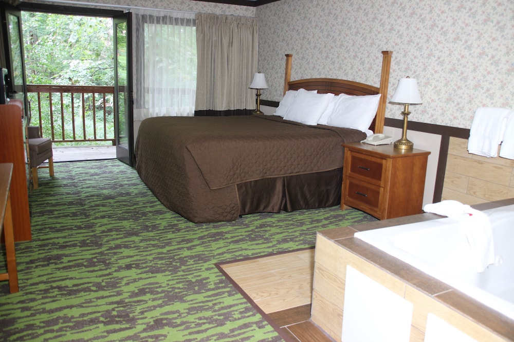 Romantic Room, 1 King Bed, Refrigerator & Microwave photo 3