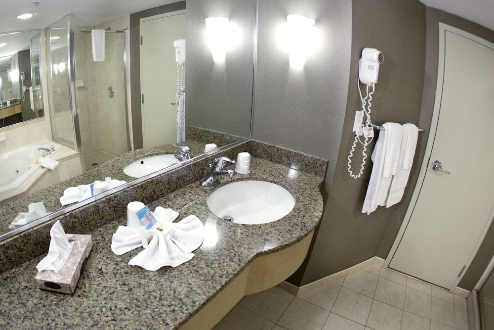 Suite, 1 King Bed, Hot Tub, Tower