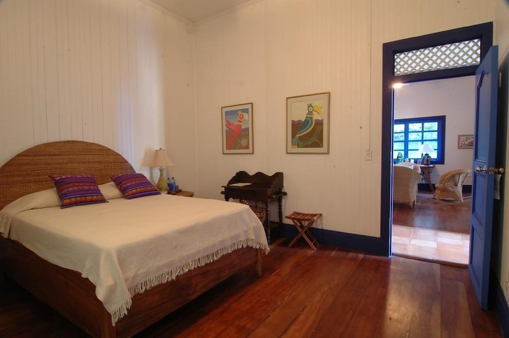 Standard Room, 1 Queen Bed photo 3
