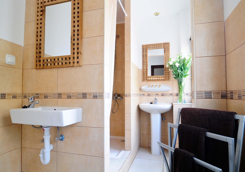 Standard Double Room - Photo 7