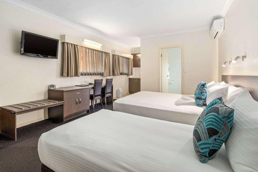 Deluxe Twin Room thumbnail 6