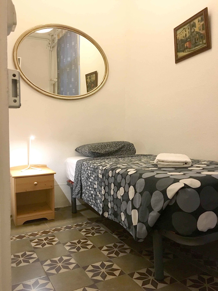 Habitación individual con baño compartido