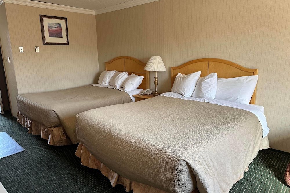 Deluxe Room, 2 Queen Beds, Smoking photo 1