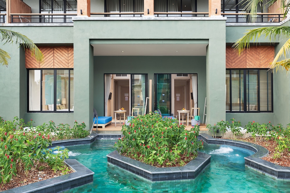 Deluxe Suite Pool Access with Jacuzzi