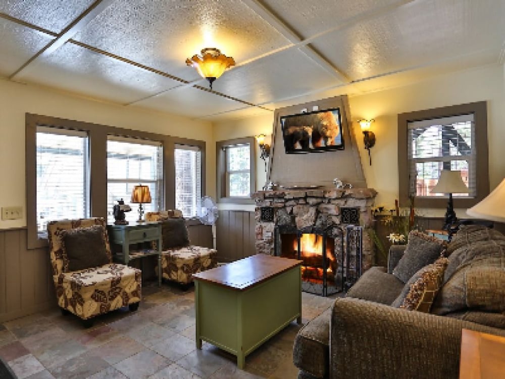 Luxury Cabin, Private Bathroom, Mountain View (024 1B 2Q Outdoor Spa)