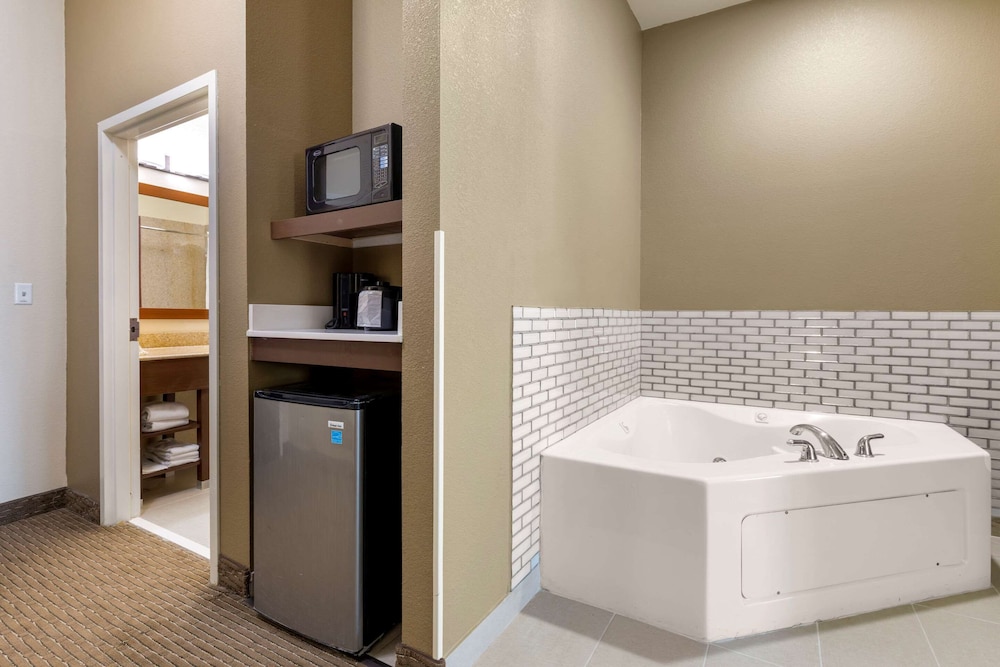 Suite, 1 King Bed, Non Smoking, Jetted Tub - Photo 6