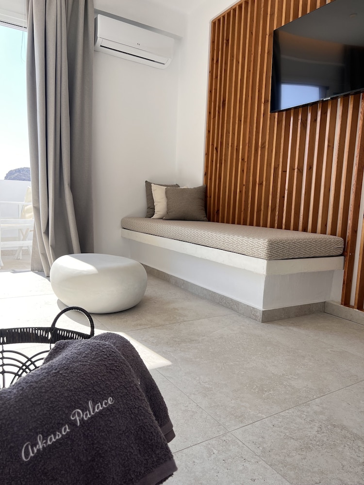 Luxury Suite with Indoor Jetted Tub & Sea View photo 2