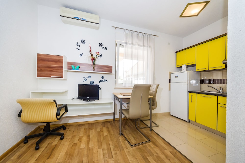 Junior Studio, 1 Queen Bed, Courtyard View photo 3