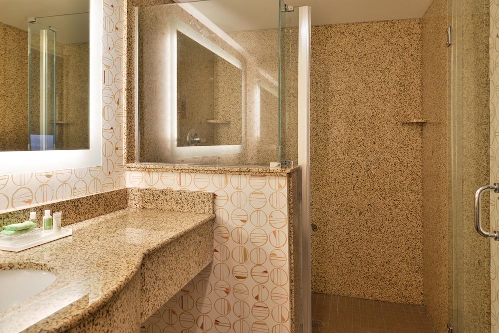 Suite, 1 King Bed with Sofa bed (Wet Bar) - Photo 5
