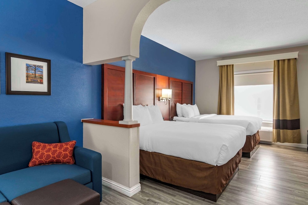 Suite, Multiple Beds, Non Smoking (2 Queen, 2 Person Sofa Bed) - Photo 1