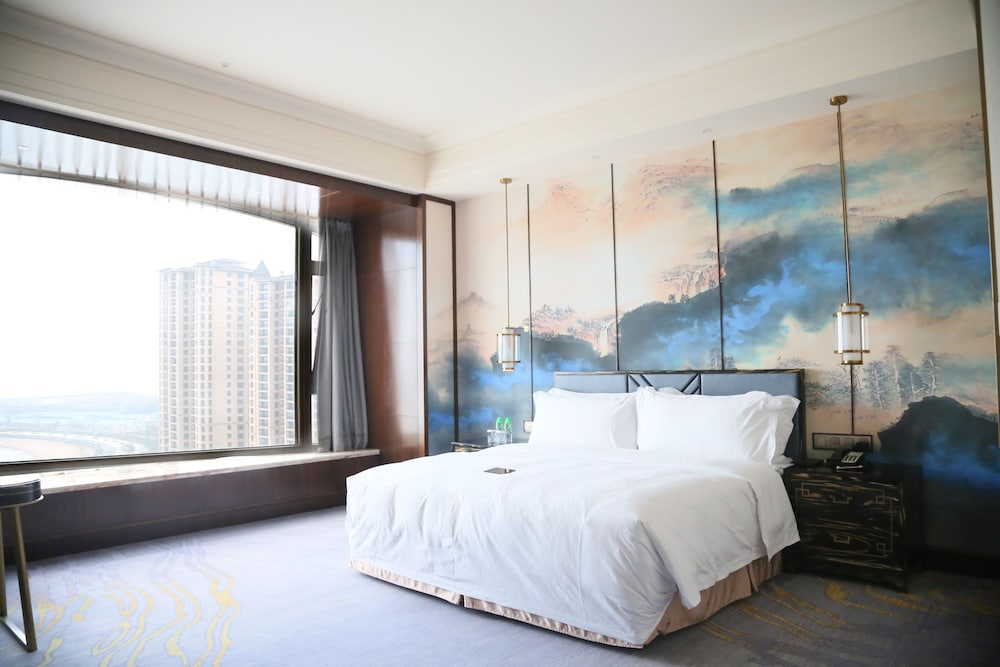 Deluxe City View Room with King Size Bed - Photo 3