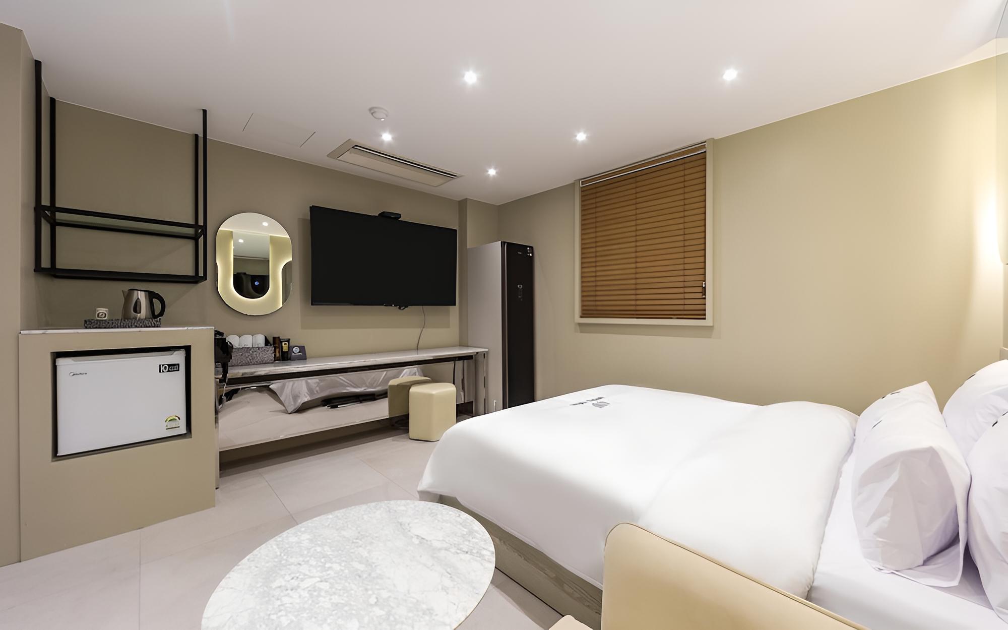 Room (Standard (with styler Netflix availab) - Photo 3