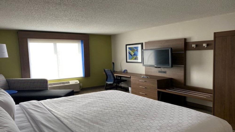 Suite, 1 King Bed with Sofa bed - Photo 3