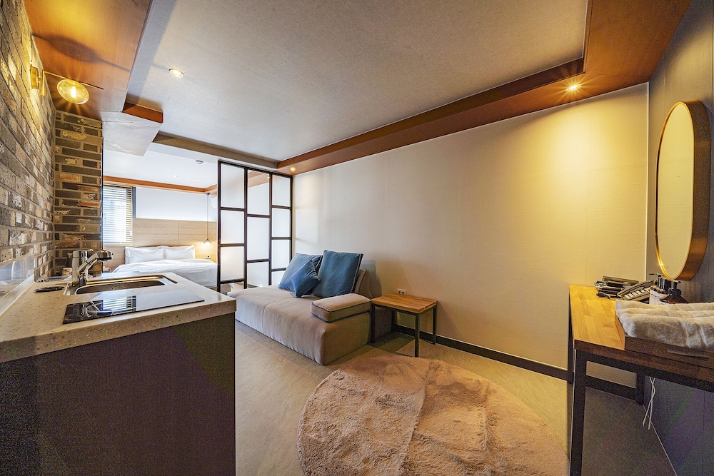 Suite - Photo 3