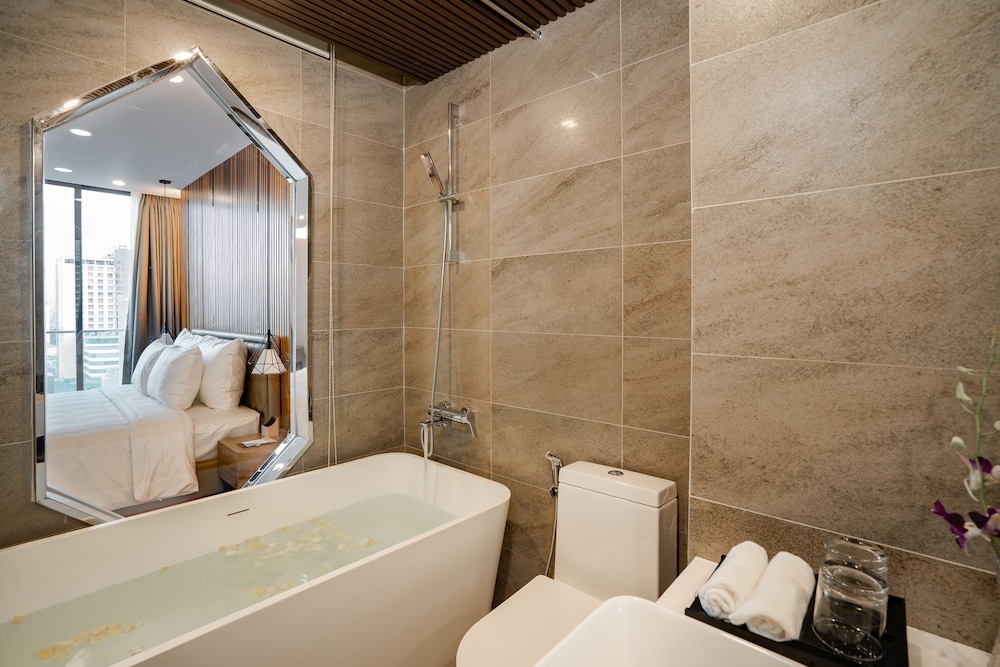 Suite, River View - Photo 2