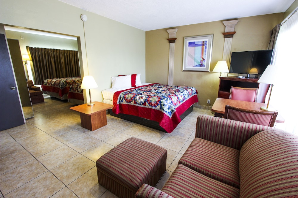 Family Suite, Multiple Beds, Kitchen, Pool View photo 2