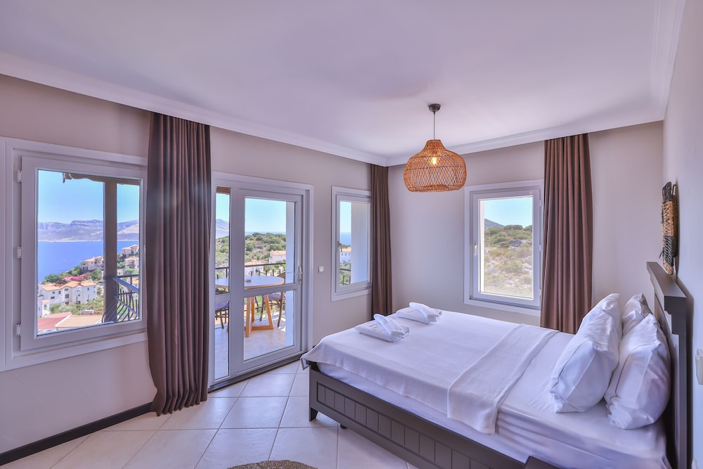 Deluxe Suite, 1 King Bed, Balcony, Sea View