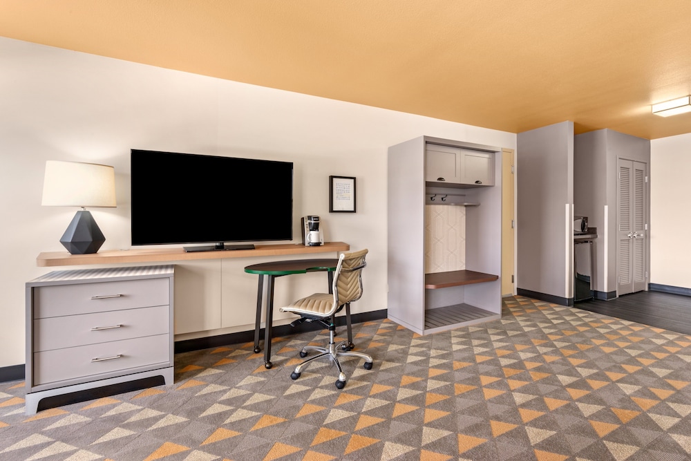 Premium Room, 1 King Bed, Jetted Tub - Photo 3