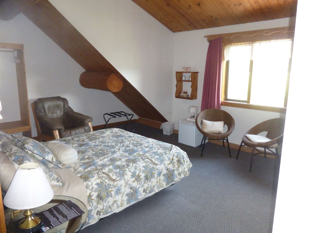 Traditional Room, 1 Queen Bed, Valley View, Garden Area photo 3
