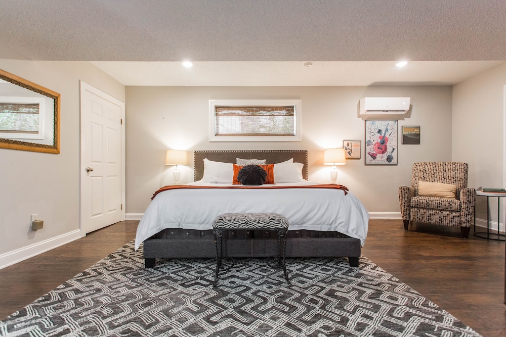 King Bed Suite (Charlie "Bird" Parker Suite) photo 1