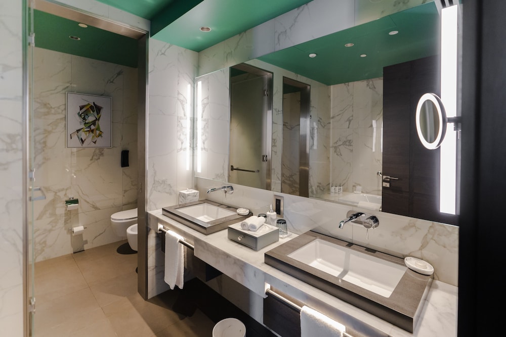 Executive Suite, Complimentary Transfer to Mercato Mall, 20% off Food & Soft Beverage