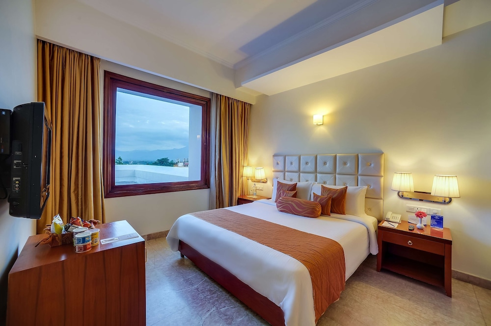Deluxe Room, Multiple Beds, City View - Photo 1