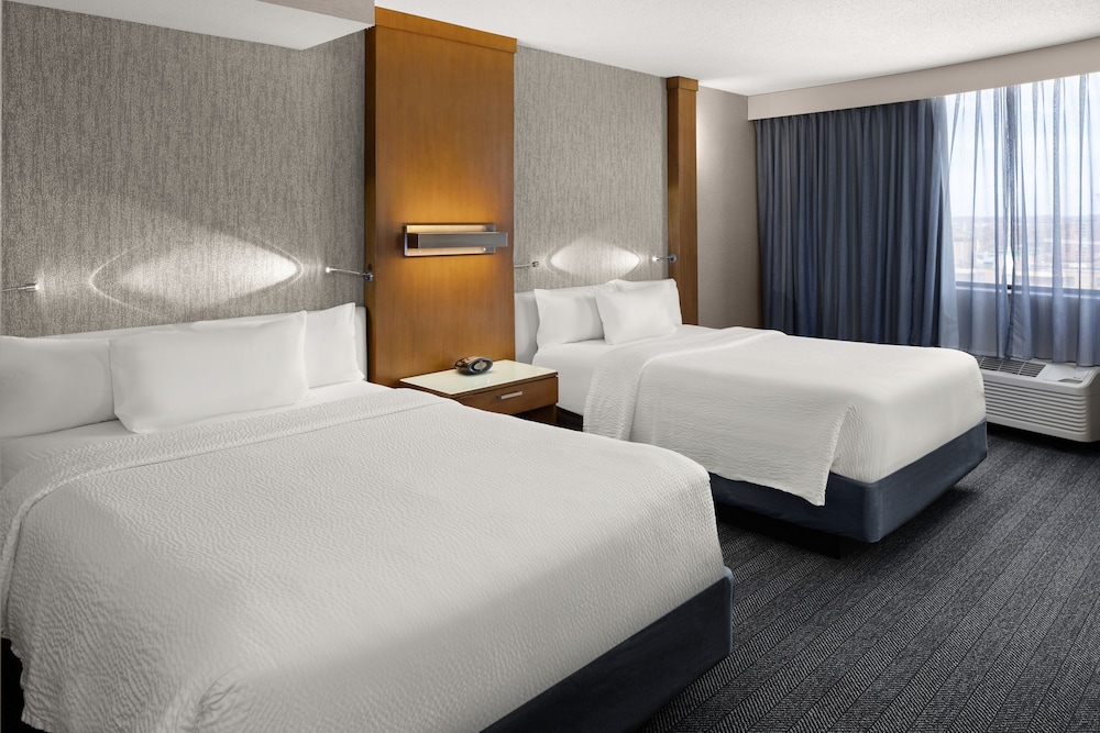 Suite, 1 Bedroom (Mobility/Hearing Access, Roll-In Shwr) photo 1