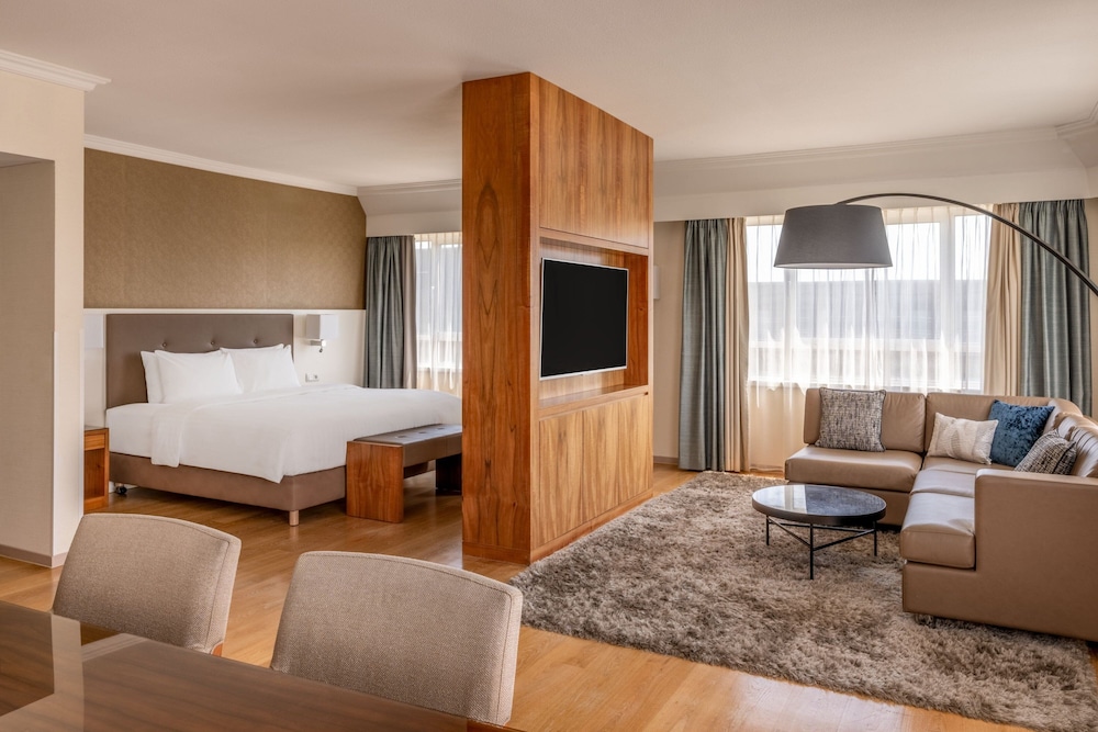 Suite, 1 Bedroom - Photo 1