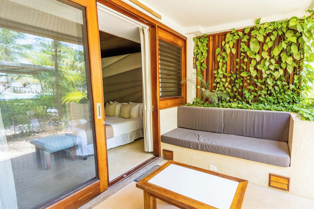 Junior Double Room, Pool View photo 3