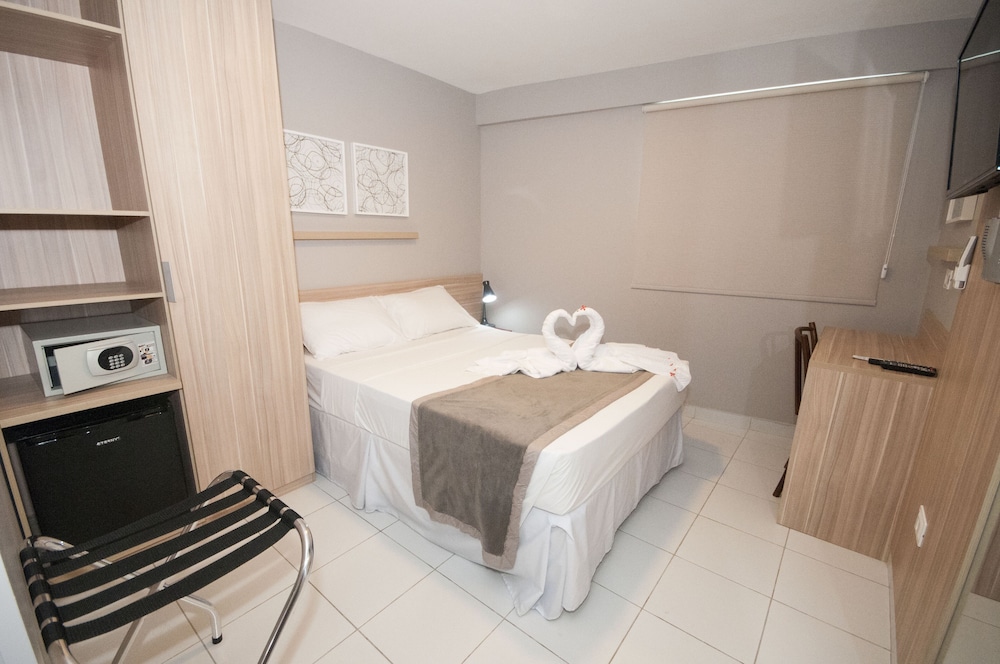 Room 1 queen bed and 1 single bed photo 2