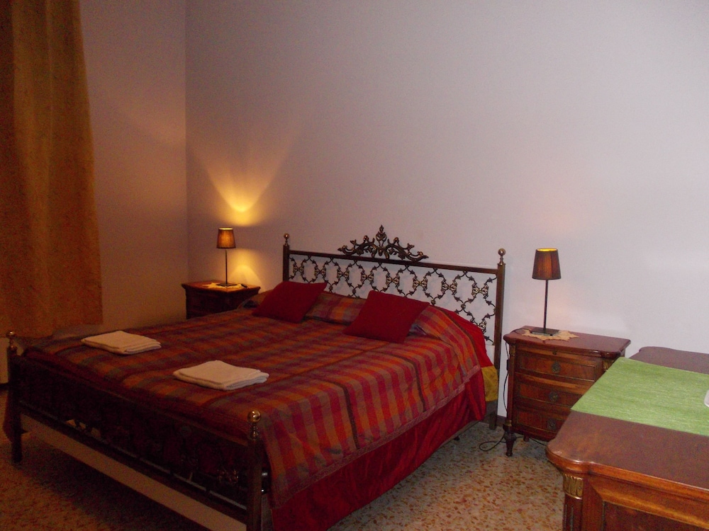 Classic Double Room, 1 Bedroom, Shared Bathroom, City View
