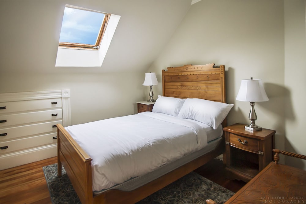 East Lake Room, 1 Full Bed, Glass Shower photo 1