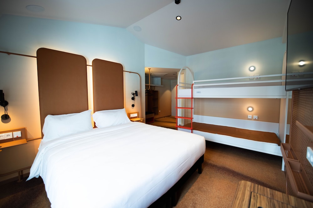 Family Room, Multiple Beds (Superior) - Photo 1