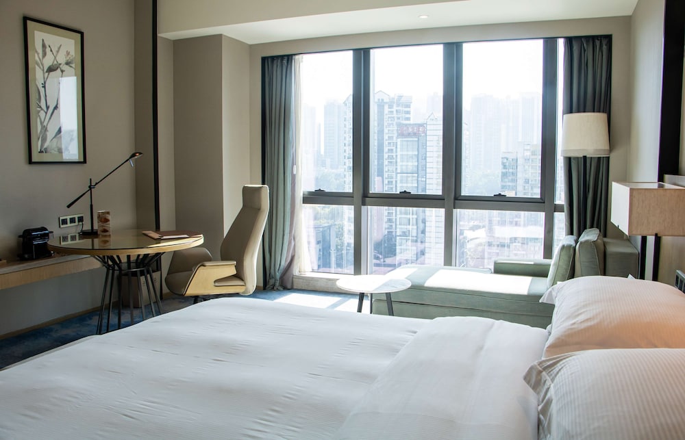 Room, 1 King Bed, City View thumbnail 6