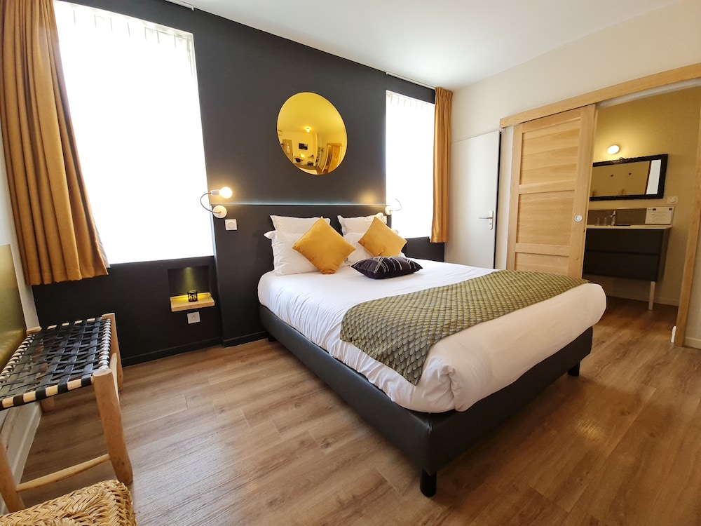 Deluxe Double Room, City View - Photo 33