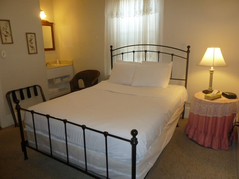 Basic Room, 1 Queen Bed, Non Smoking, Shared Bathroom