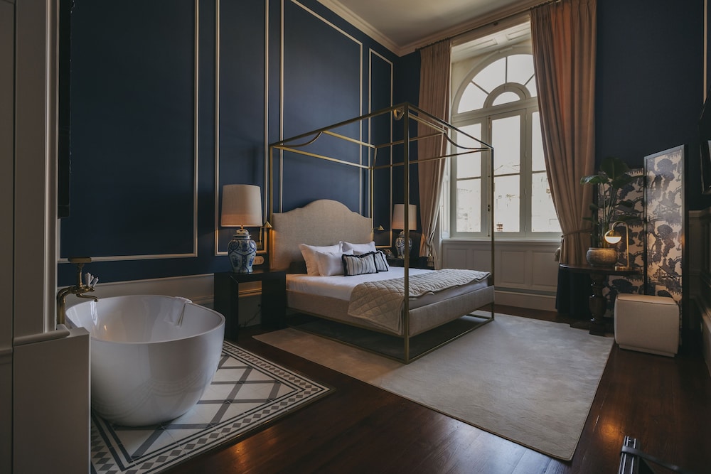 Deluxe Double Room, Bathtub - Photo 1