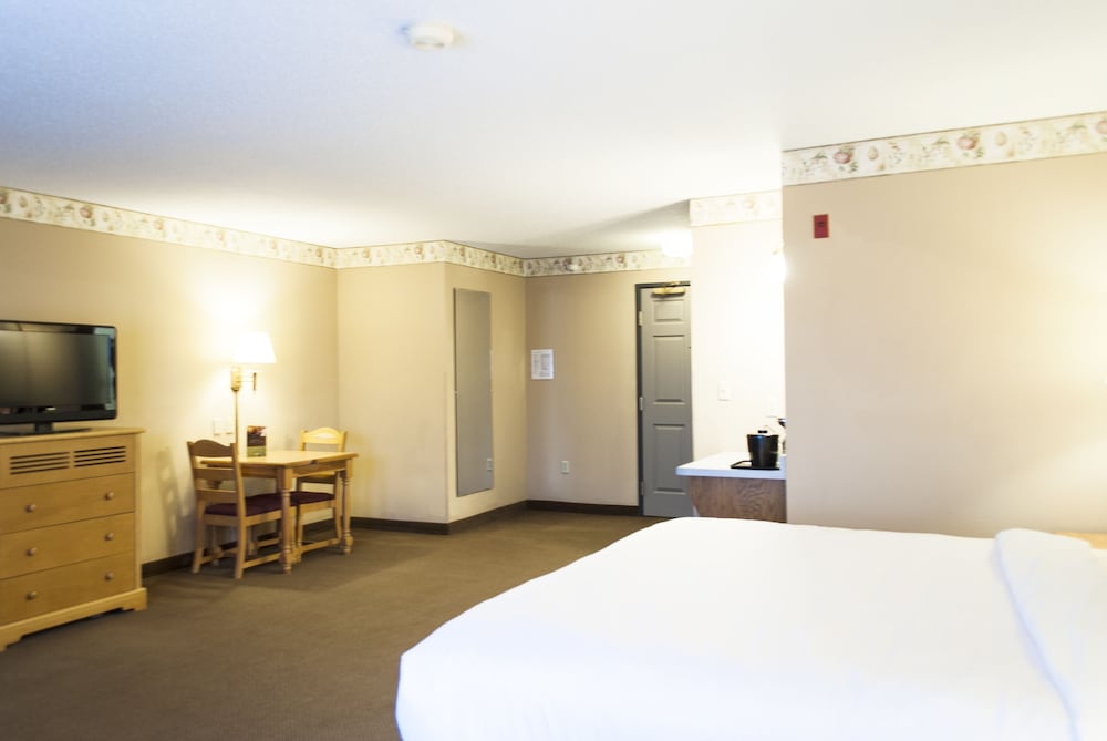 Suite, 1 King Bed with Sofa bed, Non Smoking, Jetted Tub - Photo 4