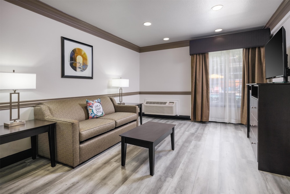 Suite, 1 Twin Bed, Accessible, Refrigerator & Microwave photo 3
