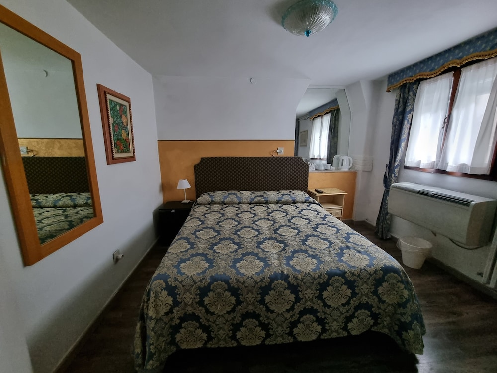 Economy Double Room photo 2