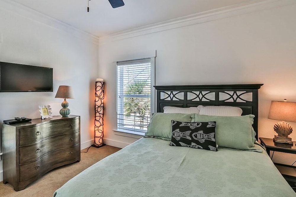 House, 6 Bedrooms, Ocean View, Beachfront photo 1