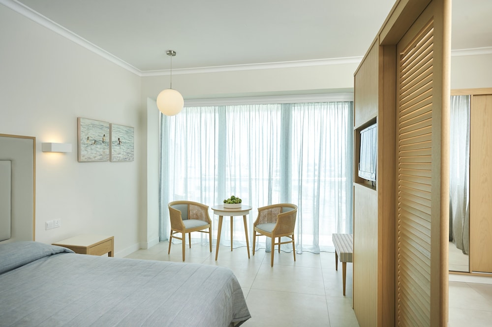 Family Room, Partial Sea View - Photo 2