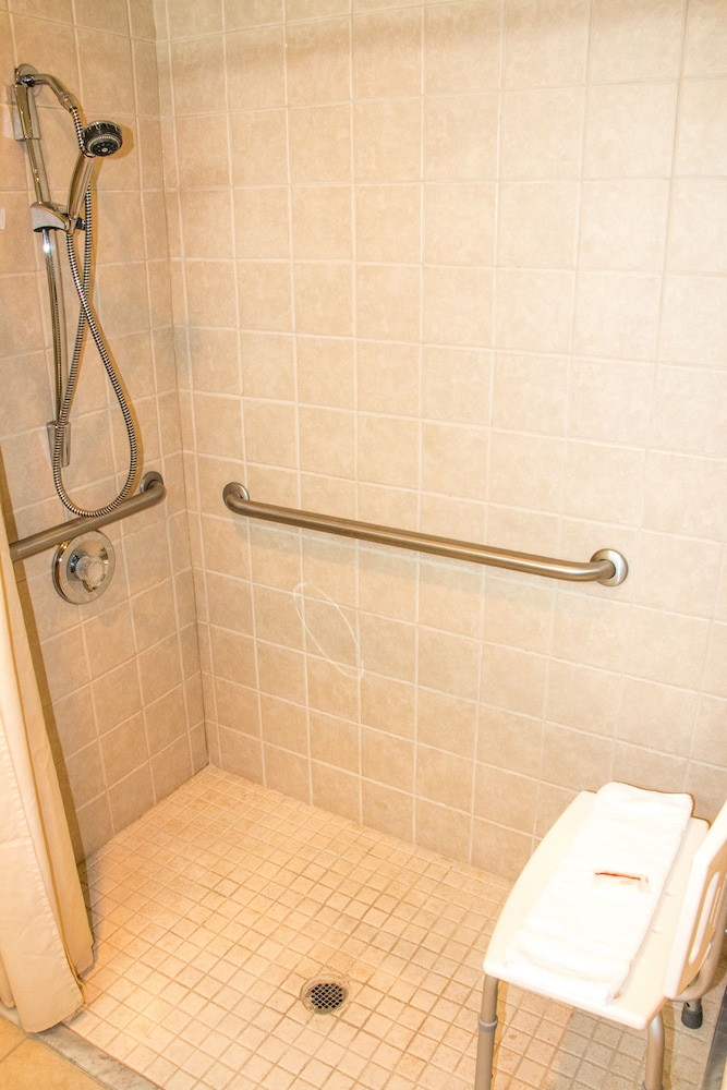 Room, Multiple Beds, Smoking (Mobility/Hearing/Roll-In Shower) - Photo 10