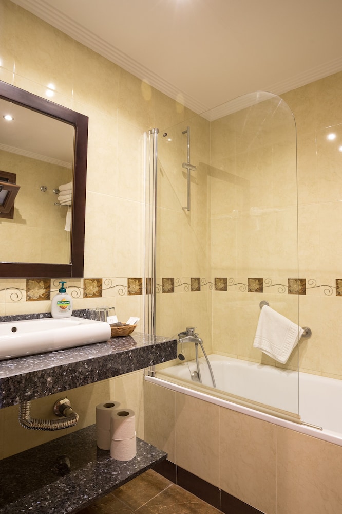 Double or Twin Room - Photo 10