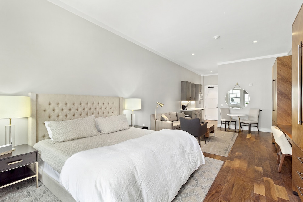 Luxury Studio Suite, 1 King Bed, Non Smoking photo 1