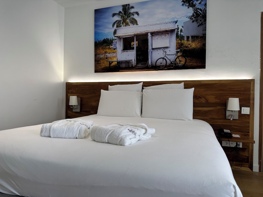 Family Room, 1 Queen Bed with Sofa bed, Balcony, Ocean View - Photo 2