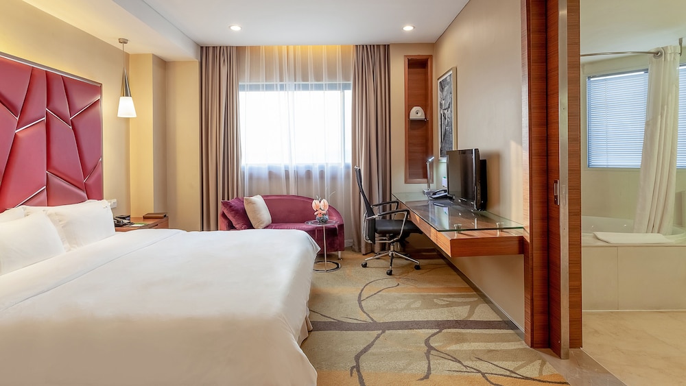 Premium Room, 1 King Bed, Non Smoking, Garden View - Photo 9