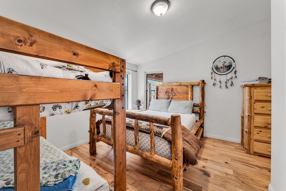 Classic Chalet, 3 Bedrooms, Mountain View, Mountainside photo 1