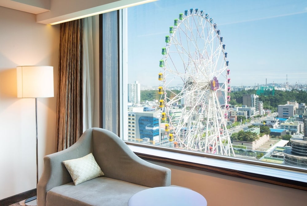 Club Deluxe Family Twin (Club Access For 2) - Photo 2